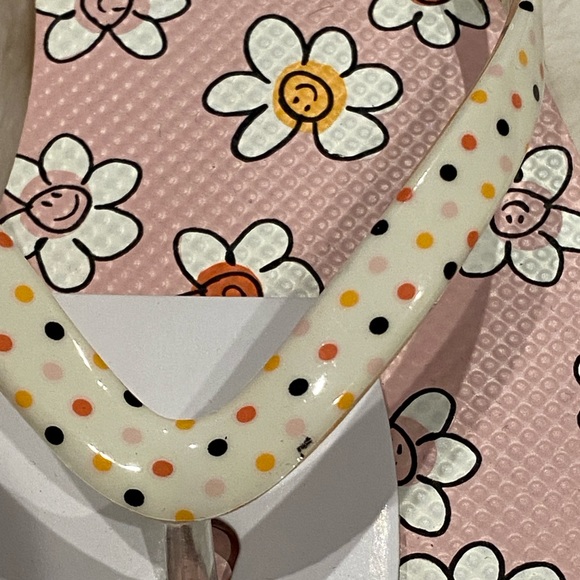 Vera Bradley Prairie Paisley Daisy Pink Smileys Flip Flops Sandals Size 5-6 NWT - Picture 2 of 6